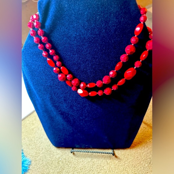 Red faceted bead necklace - Picture 3 of 6